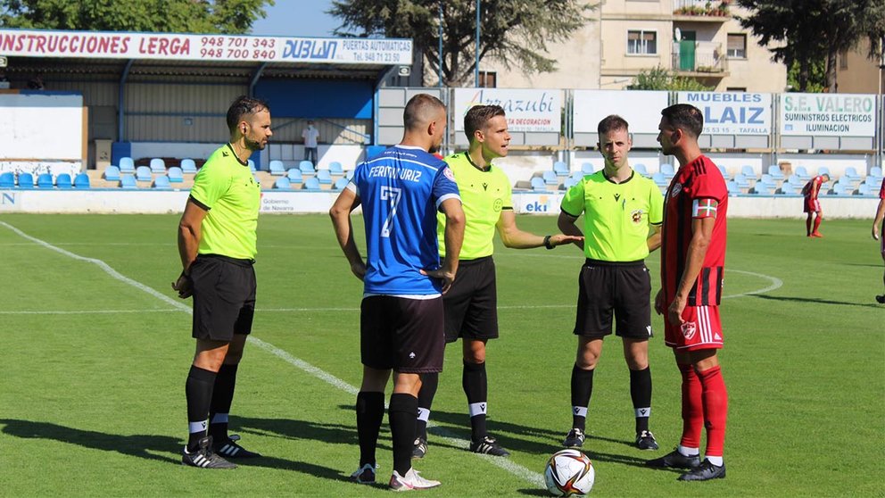 Trio arbitral y capitanes del partido Peña Sport - Arenas en Tafalla. @PenaSportFC