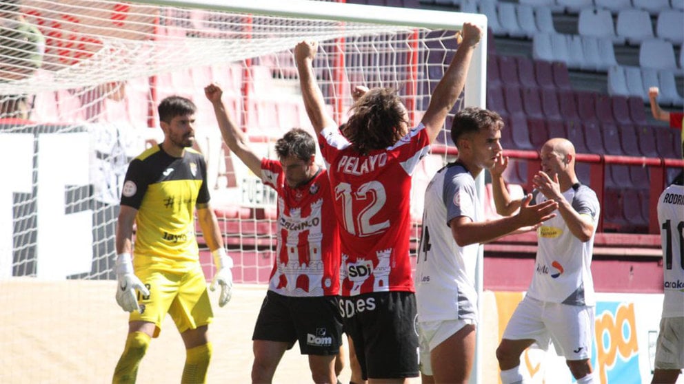 Los jugadores de la SD Logroñés celebran su gol ante el Tudelano. @SDLogrones