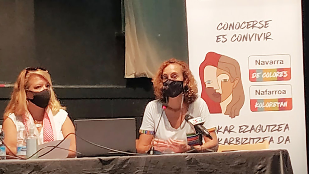 Idoia Saralegui y Patricia Ruiz de Irízar, en el Plenario de Personas Migrantes celebrado en Villafranca. GOBIERNO DE NAVARRA