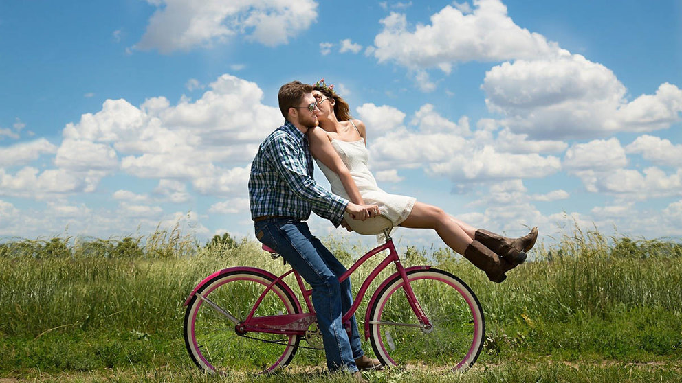 Una pareja disfruta de un paseo en bicicleta. ARCHIVO