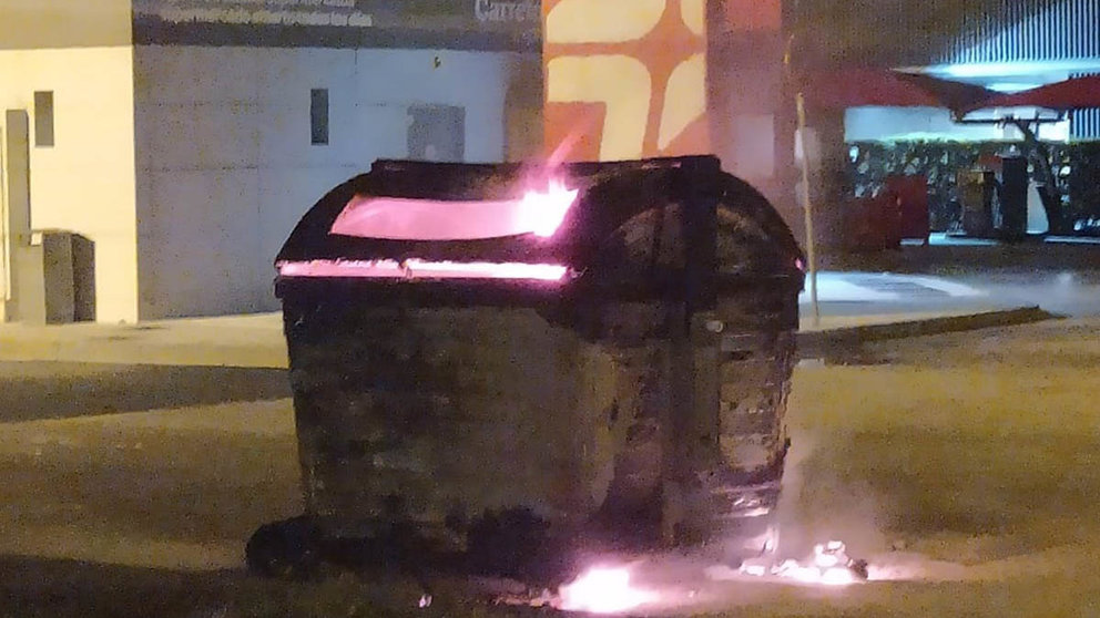 El contenedor ardiendo junto a una gasolinera en Pamplona. POLICÍA MUNICIPAL DE PAMPLONA

La Policía Municipal de Pamplona ha informado de que esta pasada noche se ha quemado de forma intencionada un contenedor de basura situado junto a una gasolinera.

SOCIEDAD ESPAÑA EUROPA NAVARRA
POLICÍA MUNICIPAL DE PAMPLONA