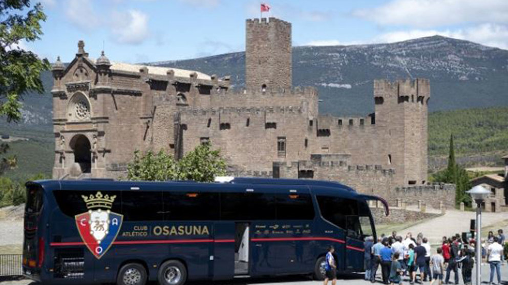 La expidición de Osasuna durante una visita al Castillo de Javier OSASUNA