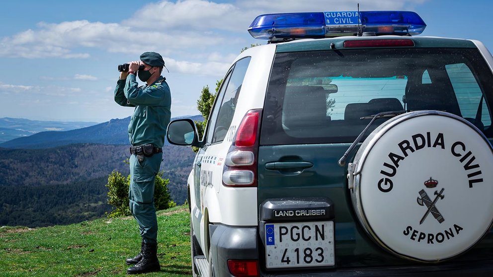 Un miembro del Seprona de la Guardia Civil vigila en una zona rural de Navarra. GUARDIA CIVIL