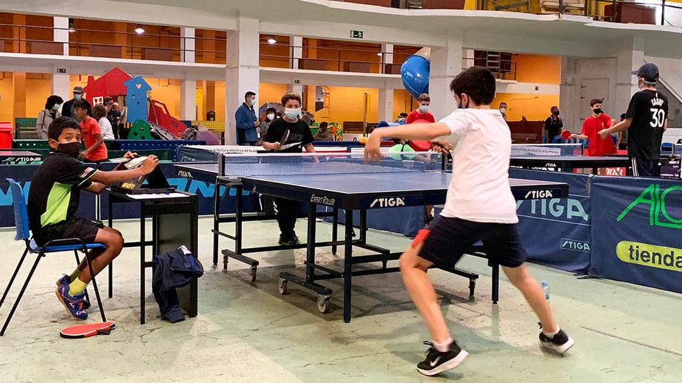Torneo 12 horas de tenis de mesa en la estación de autobuses de Pamplona. Navarra.com