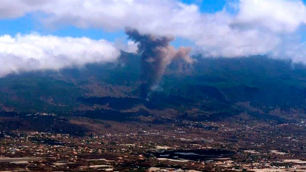 Una erupción volcánica ha comenzado esta tarde de domingo en los alrededores de Las Manchas, en El Paso (La Palma), después de que el complejo de la Cumbre Vieja acumulara miles de terremotos en la última semana, conforme el magma iba presionando el subsuelo en su ascenso