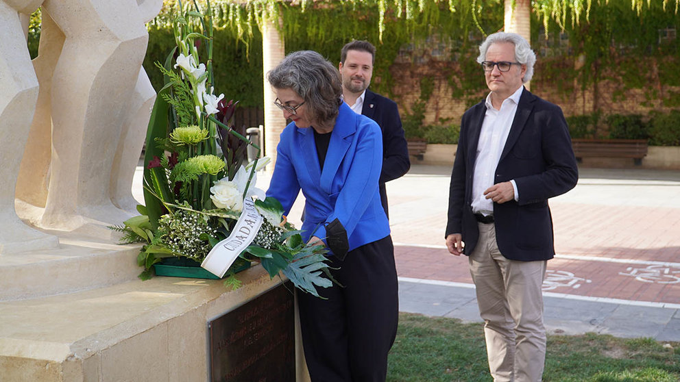 Maite Pagaza realiza la ofrenda floral en el Monumento a las Víctimas de Tudela, acompañada por el alcalde de Tudela, Alejandro Toquero, y el coordinador de Ciudadanos Navarra, Carlos Pérez-Nievas. CIUDADANOS