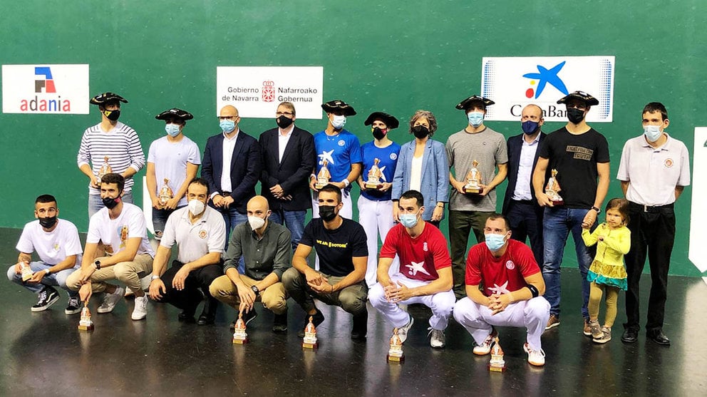 Pelotaris con sus trofeos y organizadores del torneo San Fermín Txikito 2021. Federación Navarra de Pelota Vasca.