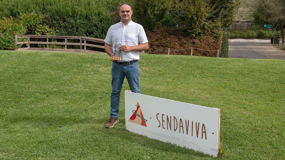 El gerente del Sendaviva, Rubén González con el premio. CEDIDA