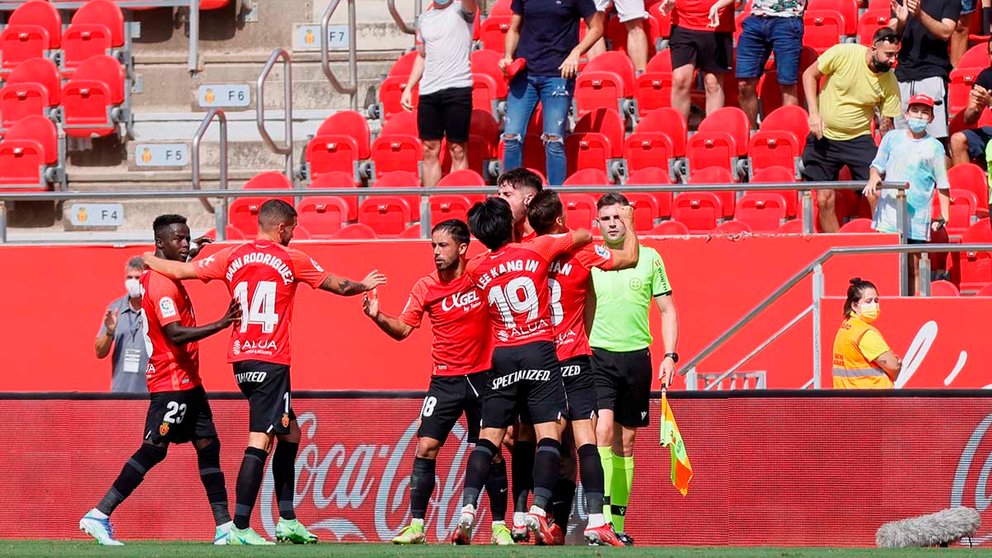 Los jugadores del RCD Mallorca celebran el gol marcado por su compañero Fernando Niño al Osasuna durante su partido de LaLiga disputado este domingo en Palma de Mallorca. EFE/Cati Cladera