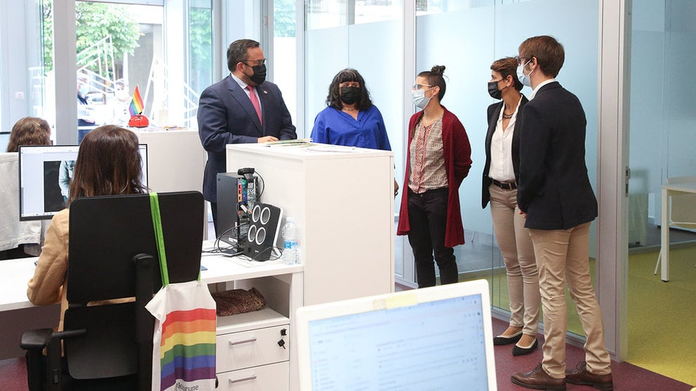 La Presidenta Chivite y Javier Remírez inauguran el centro de atención LGTBI+. GOBIERNO DE NAVARRA