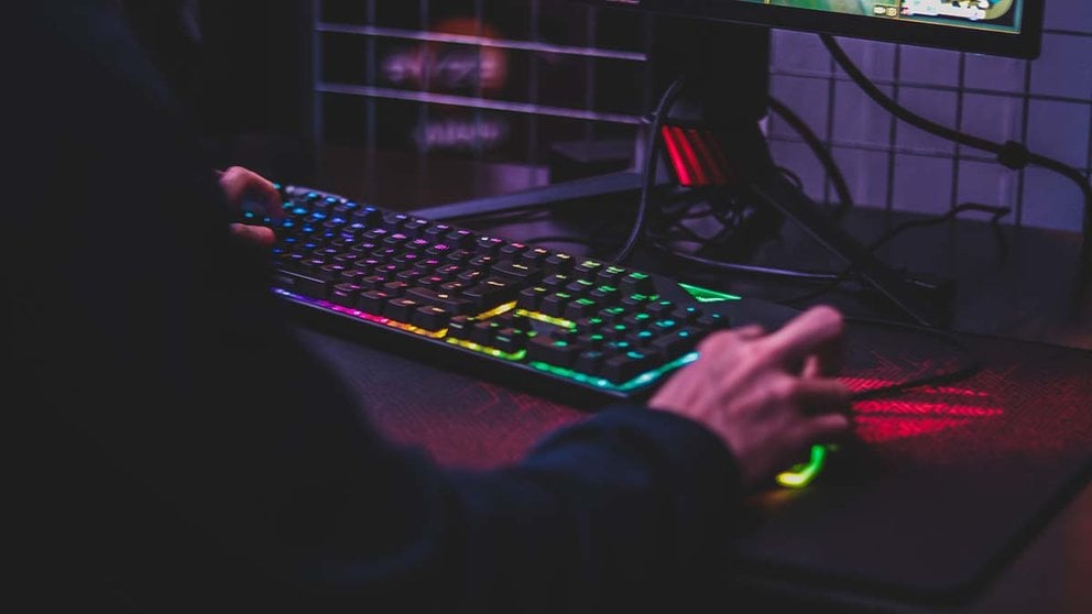 Una persona juega en un ordenador. ARCHIVO