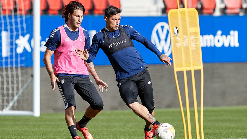 Juan Cruz y Chimy Ávila durante un entrenamiento. CA Osasuna.