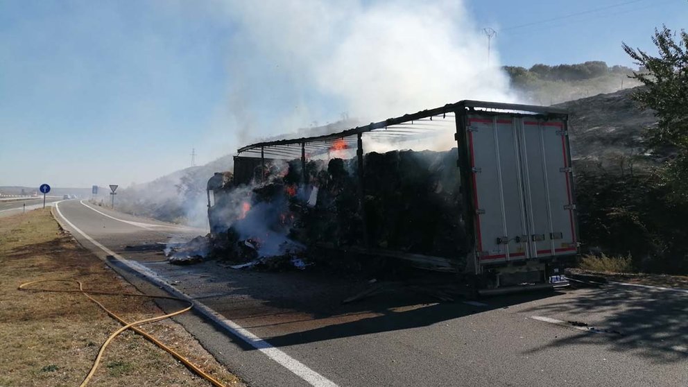 Incendio en la AP-68 de un camión que transportaba pilas de papel. BOMBEROS DE NAVARRA