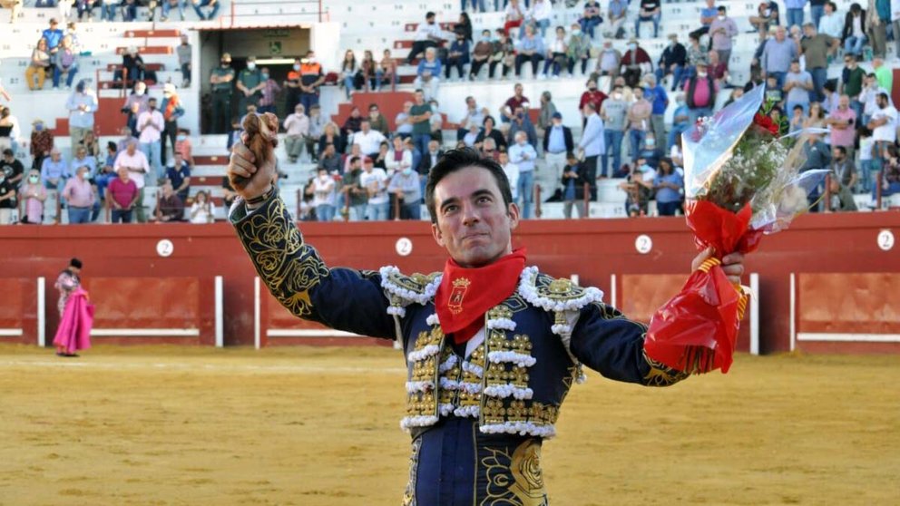 Imanol Sánchez celebra su triunfo con toros de Arriazu en Torres de la Alameda. FOTO DE ÁNGEL BRAVO PARA CULTORO