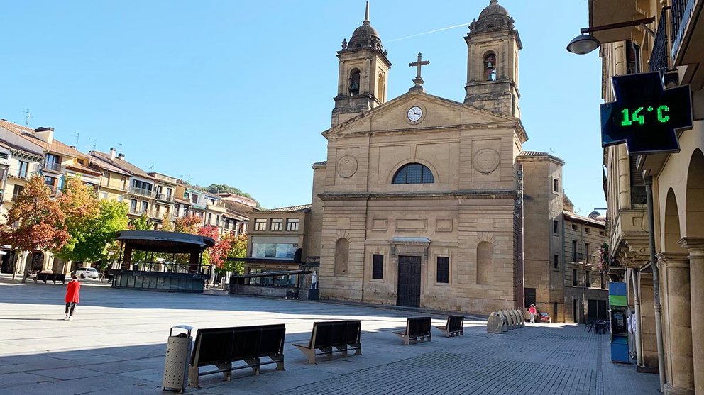 Plaza de los Fueros con el kiosko y la iglesia de San Juan Bautista en Estella