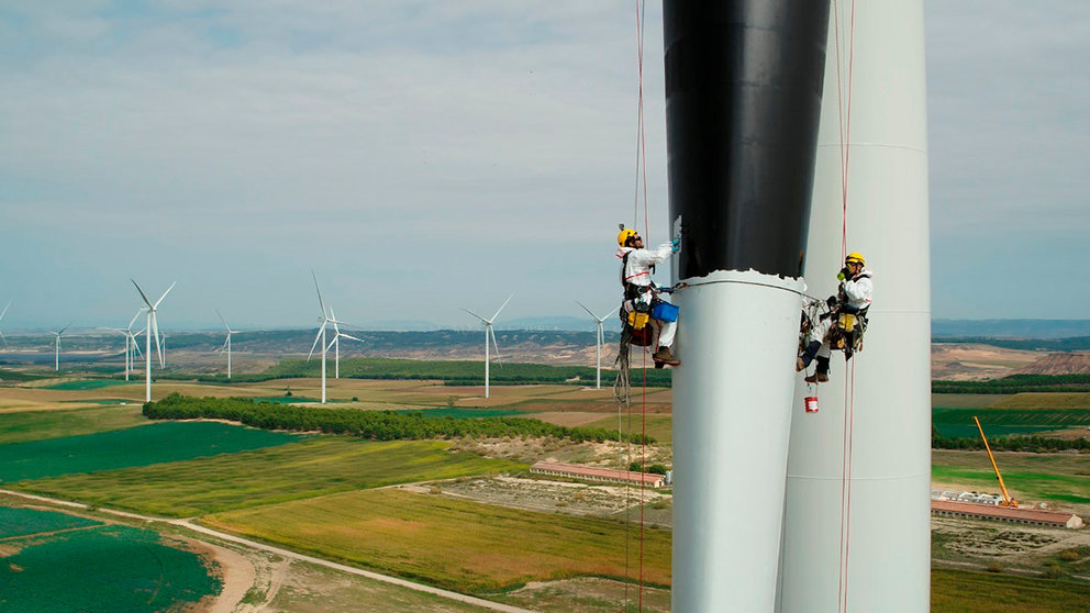 Varios operarios pintan de color negro el aspa de un molino de viento en un parque eólico. EFE/IBERDROLA