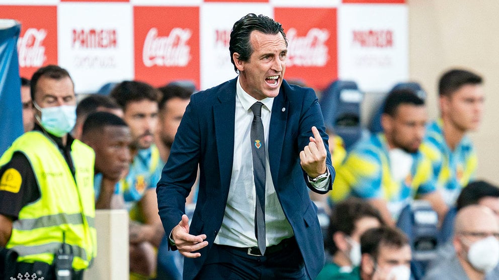 El entrenador vasco Unai Emery habla con sus jugadores en un partido del @VillarrealCF.