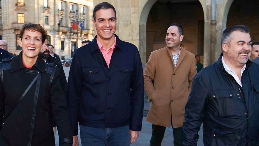 El Presidente del Gobierno de España, Pedro Sanchez, pasea por Pamplona junto a María Chivite,  Santos Cerdán y Ramón Alzórriz. ARCHIVO.