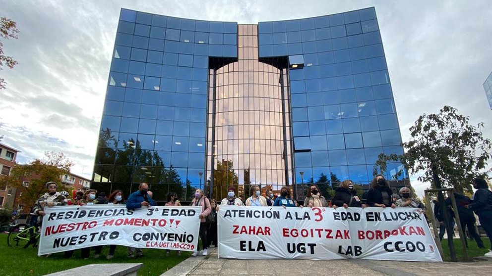 Sindicatos se manifiestan en Pamplona por la negociación del convenio navarro de las residencias de mayores. ELA