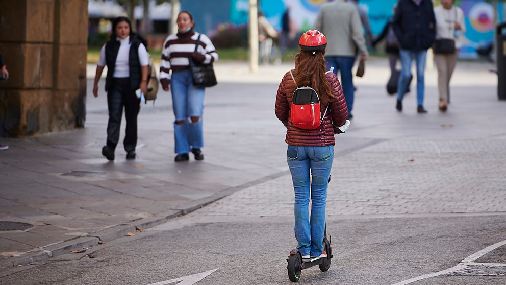 Una conduce un patinete eléctrico por Pamplona. PABLO LASAOSA