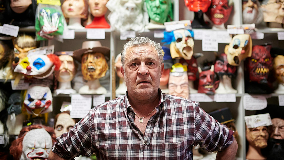 Koldo Nava en la tienda de disfraces ‘La Máscara’ en la calle Abejeras de Pamplona. PABLO LASAOSA