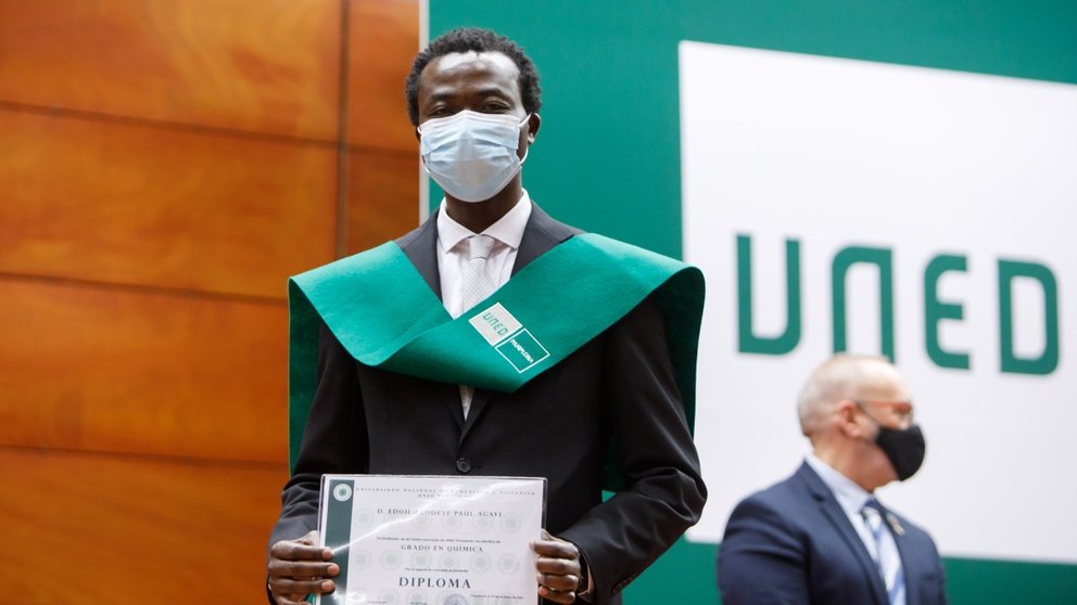El togolés, Paul Agavi, recoge su diploma del máster en en Ciencia y Tecnología Química. UNED PAMPLONA