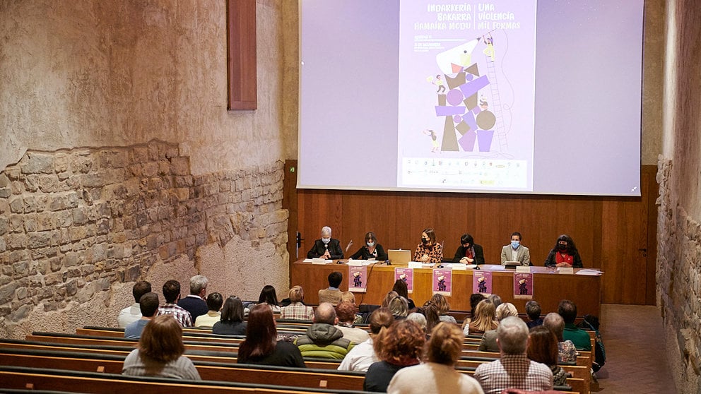 Las entidades locales de Navarra presentan la campaña 'Ayuntamientos contra la violencia hacia las mujeres' con motivo del Día Internacional que se celebra el 25 de noviembre. PABLO LASAOSA