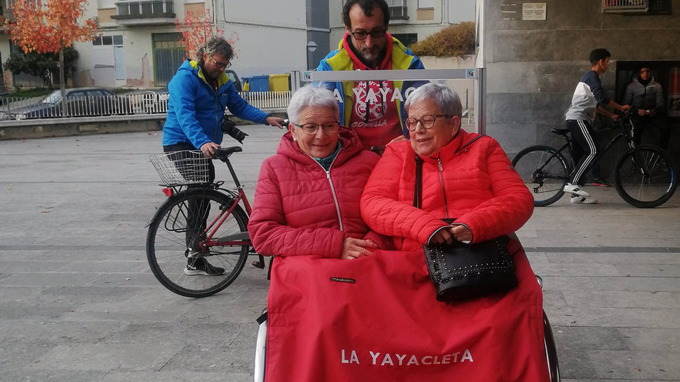 Paseo en bicicleta a personas mayores con 'la yayacleta'. NASUVINSA