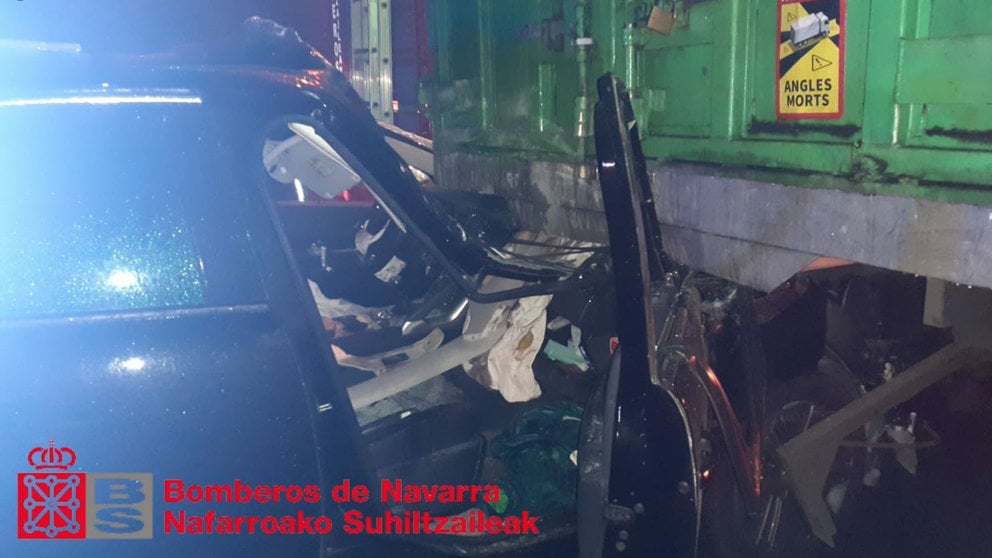 Colisión entre un coche y un camión en la A-12, a la altura de Cirauqui, donde ha fallecido un conductor. BOMBEROS DE NAVARRA