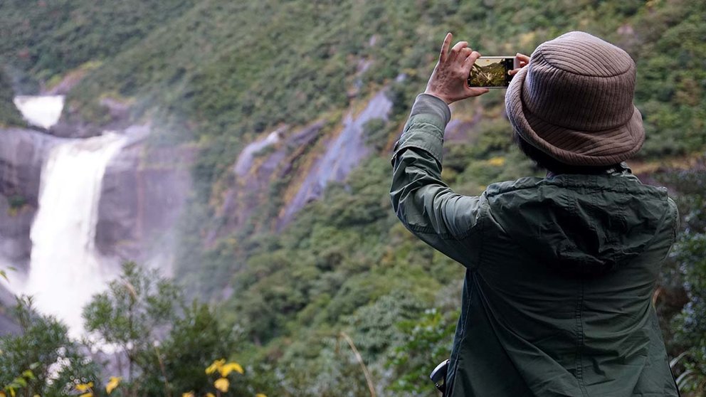 Una turista hace una foto a unas cataratas. ARCHIVO