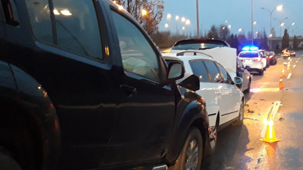Accidente en la ronda de Pamplona, a la altura de Aranguren, con nueve vehículos implicados. POLICÍA FORAL
