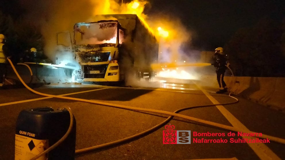 El camión ardiendo en la A68, en Tudela. BOMBEROS DE NAVARRA