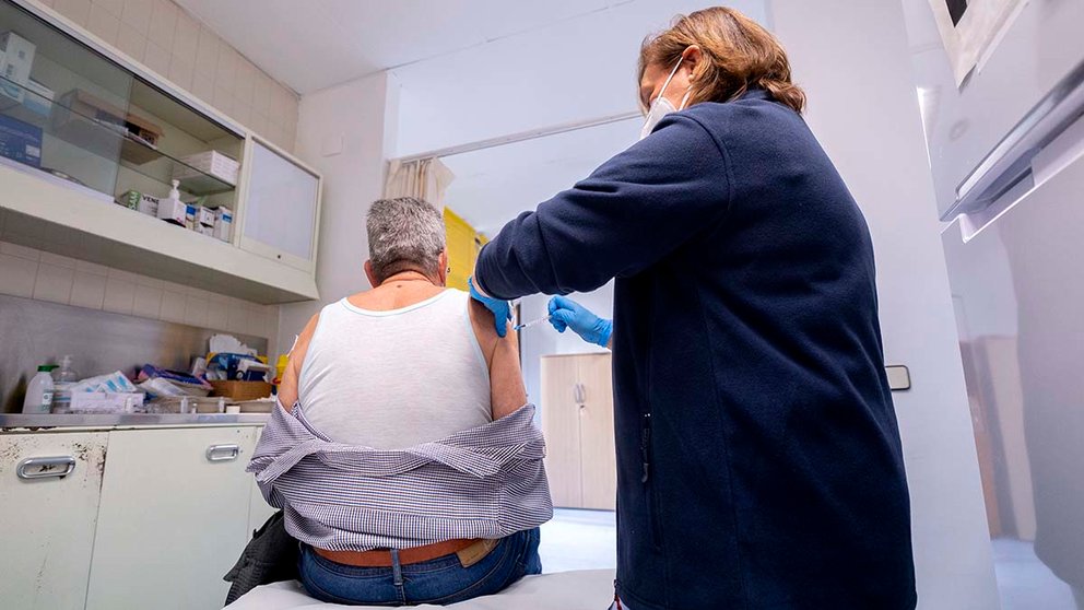 Un hombre recibe una vacuna en Madrid. Alberto Ortega / Europa Press