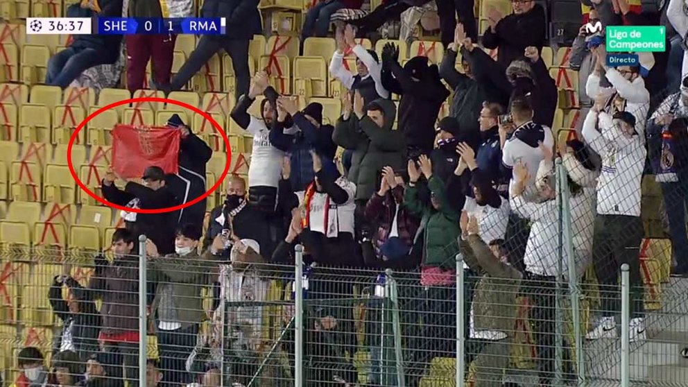 Un aficionado del real Madrid muestra una bandera de Navarra en la grada durante el partido ante el Sheriff Tiraspol jugado en Transnistria.