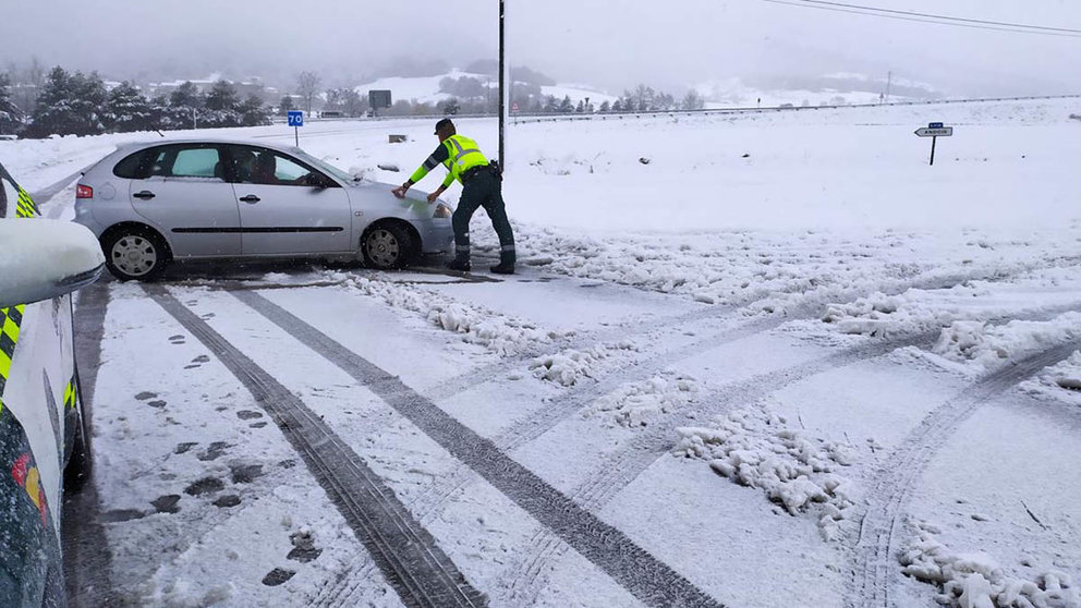 La Guardia Civil atiende diversas incidencias por el temporal de nieve que azota Navarra durante el fin de semana. GUARDIA CIVIL (1)