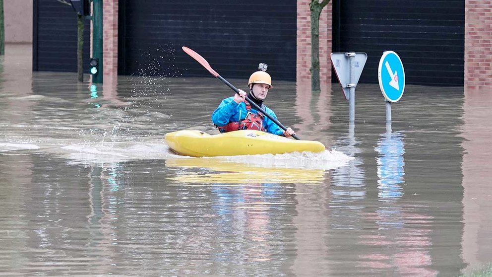 Aitor González, vecino de Zizur, navega con su kayak en una calle inundada del barrio de Rochapea de Pamplona.
Eduardo Sanz / Europa Press