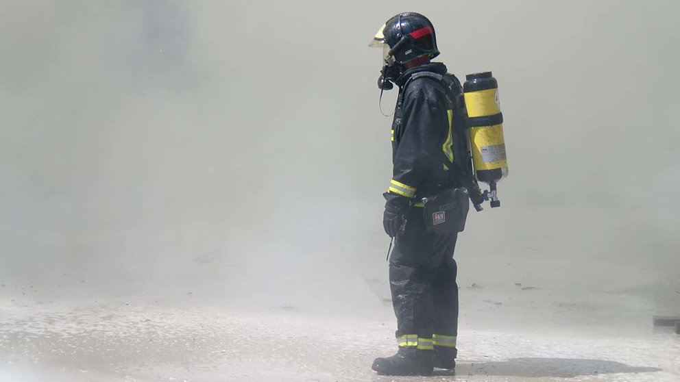 Un bombero durante el incendio en la empresa de Gestión de Residuos Medenasa en Berrioplano, ya controlado. BOMBEROS DE NAVARRA