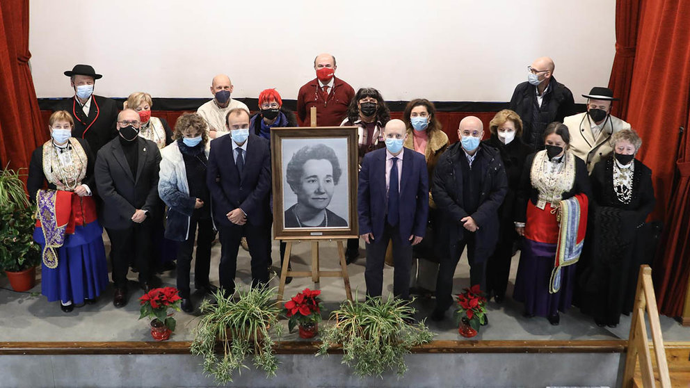 Foto de grupo de los asistentes al acto de homenaje a la científica María Josefa Molera - GOBIERNO DE NAVARRA