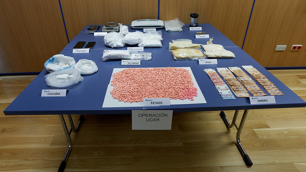La Policía Municipal de Pamplona ha desmantelado un laboratorio de droga en Lezkairu e incautado casi ocho kilos de distintas sustancias en la operación "Ucar". Se ha intervenido ketamina (985 gramos), cocaína (285 gr), 2.865 pastillas de éxtasis, y 4,5 kilos de sustancias de corte. IÑIGO ALZUGARAY