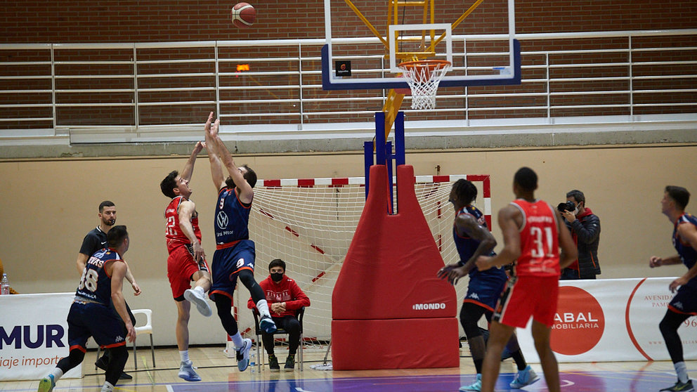 Partido correspondiente a la jornada 11 de la Liga LEB Plata entre Basket Navarra y Tizona Burgos disputado en el pabellón Arrosadía de Pamplona. IÑIGO ALZUGARAY