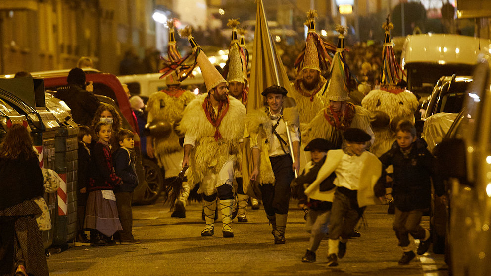 Desfile del Olentzero por el barrio de La Milagrosa-Arrosadía en Pamplona. IÑIGO AZLUGARAY