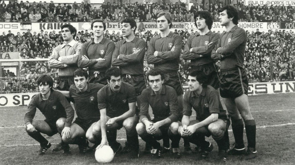 Clemente Iriarte, abajo a la derecha, entre Patxi Iriguíbel con el balón y Macua en El Sadar a comienzos de los 80. @CAOsasuna.