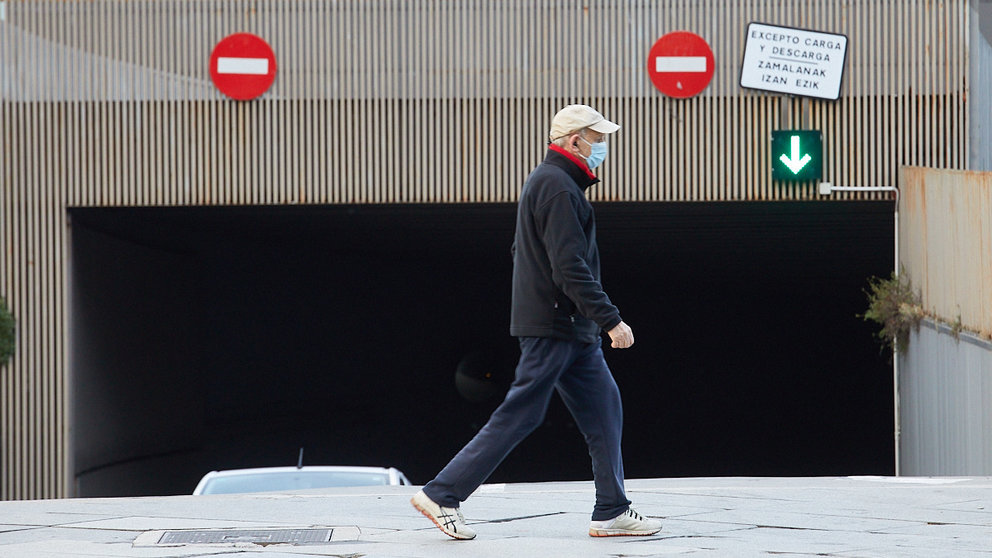 Varias personas de Pamplona tras la recuperación de la obligatoriedad del uso de las mascarillas en exteriores. IÑIGO ALZUGARAY