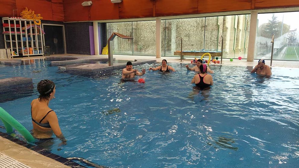 Varios integrantes de ADACEN realizan actividades acuáticas en las piscinas de Mutilva. CEDIDA