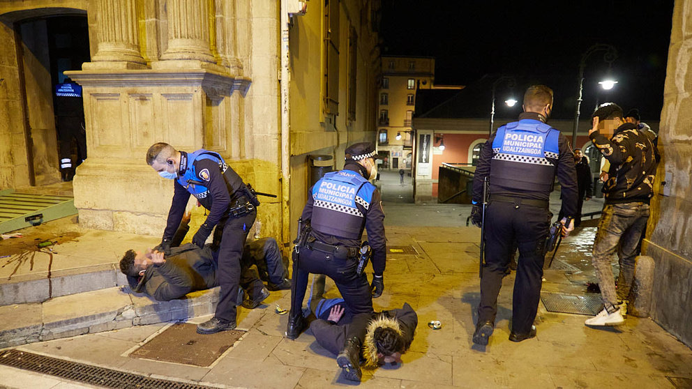 La Policía Municipal de Pamplona llevó a cabo varias detenciones durante la nochevieja atípica en Pamplona por el cierre del ocio nocturno a la 1 de la madrugada debido a las restricciones por el coronavirus. IÑIGO ALZUGARAY