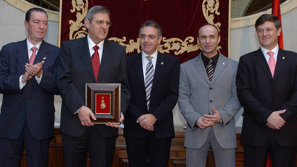 José Luis Erro sostiene la Medalla de Oro de Navarra concedida a Volkswagen Navarra por parte del Gobierno de Miguel Sanz. ARCHIVO - GOBIERNO DE NAVARRA