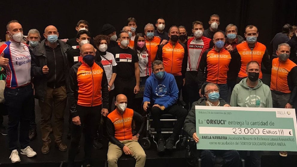 Juan Carlos Unzué posa junto al grupo ciclista ORKUCI quien ha recaudado más de 26.000 euros por la lucha contra el ELA.