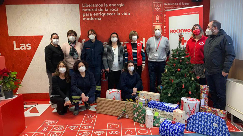 La empresa ROCKWOOD y sus trabajadores colaboran con Cruz Roja Navarra para que ningún niño se quede sin su juguete. CEDIDA