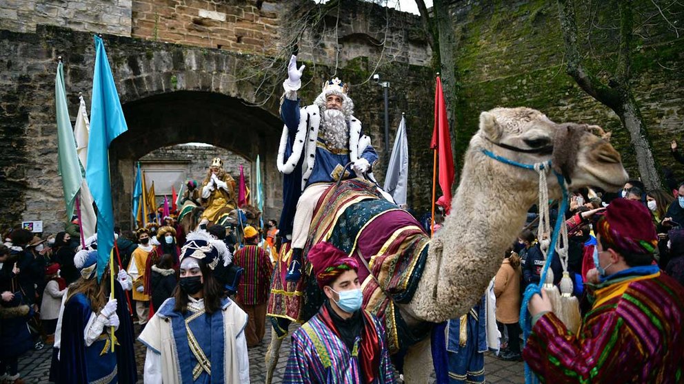 Los tres Reyes Magos acceden a Pamplona a través del Portal de Francia. PABLO LASAOSA