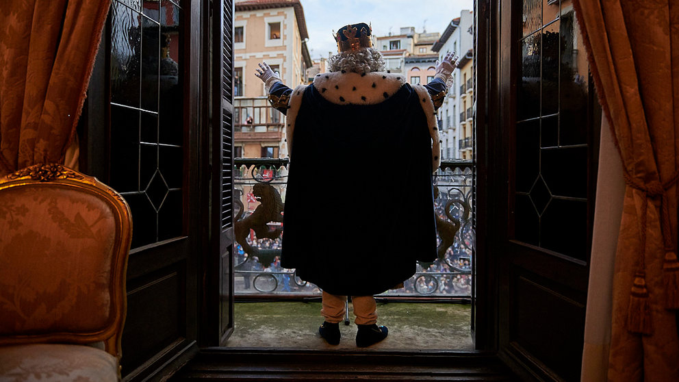 Los Reyes Magos acceden a Pamplona por el Portal de Francia durante la cabalgata de 2022. PABLO LASAOSA